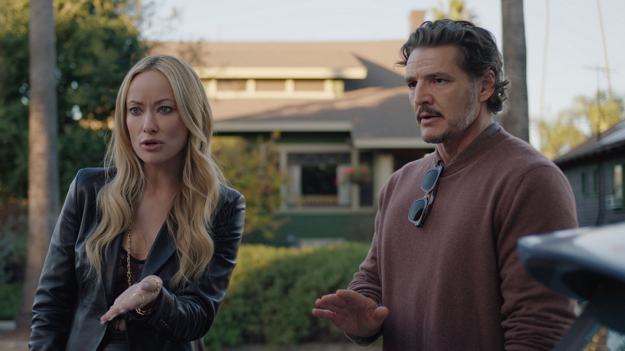 Olivia Wilde y Pedro Pascal conversan frente a una casa en un barrio residencial de Los Ángeles