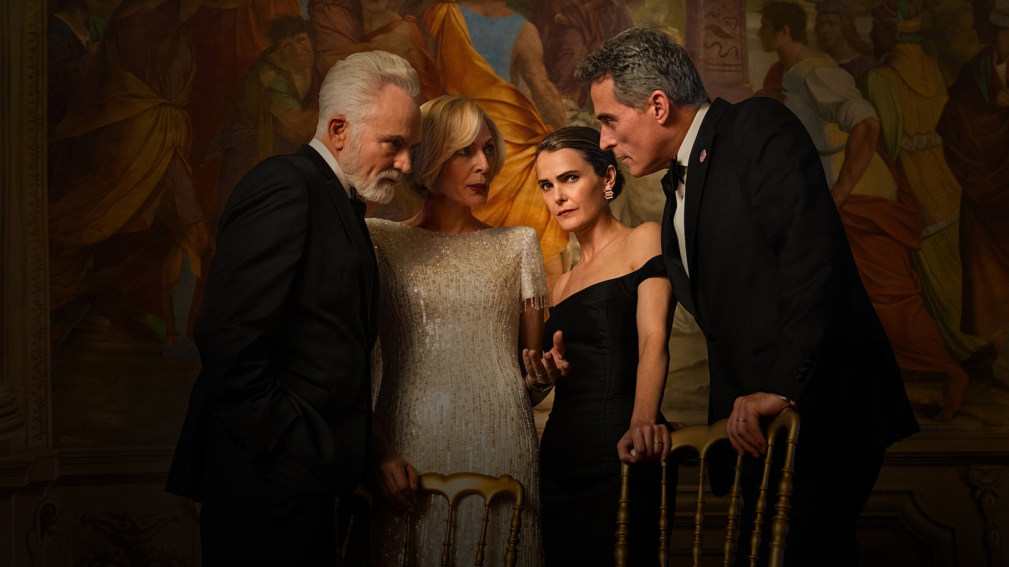 Bradley Whitford, Allison Janney, Keri Russell y Rufus Sewell vestidos de gala conversan en voz baja frente a un mural renacentista