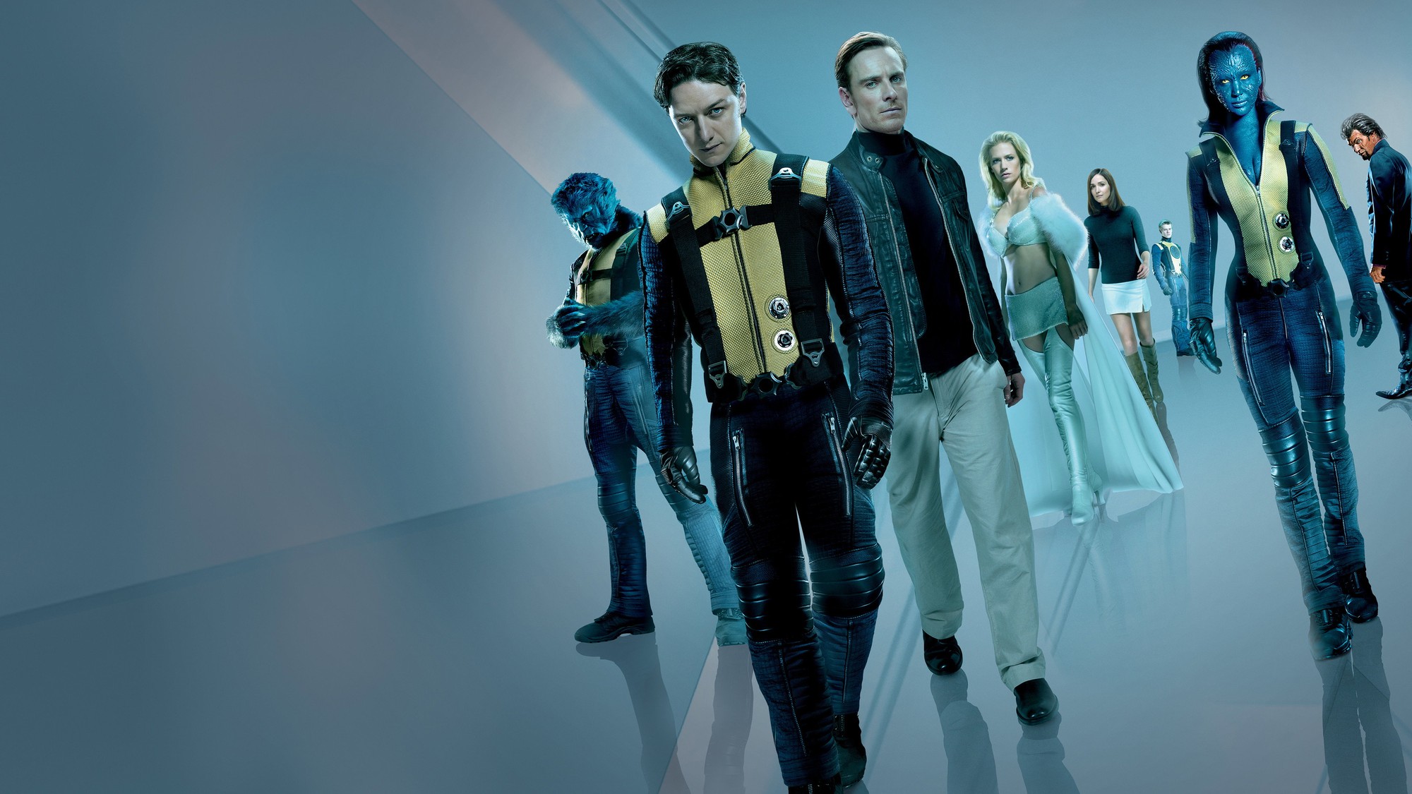 Jennifer Lawrence como Mística, con la piel azul y el traje amarillo y negro, junto a James McAvoy, Michael Fassbender, Nicholas Hoult y el resto del equipo en X-Men: Primera generación